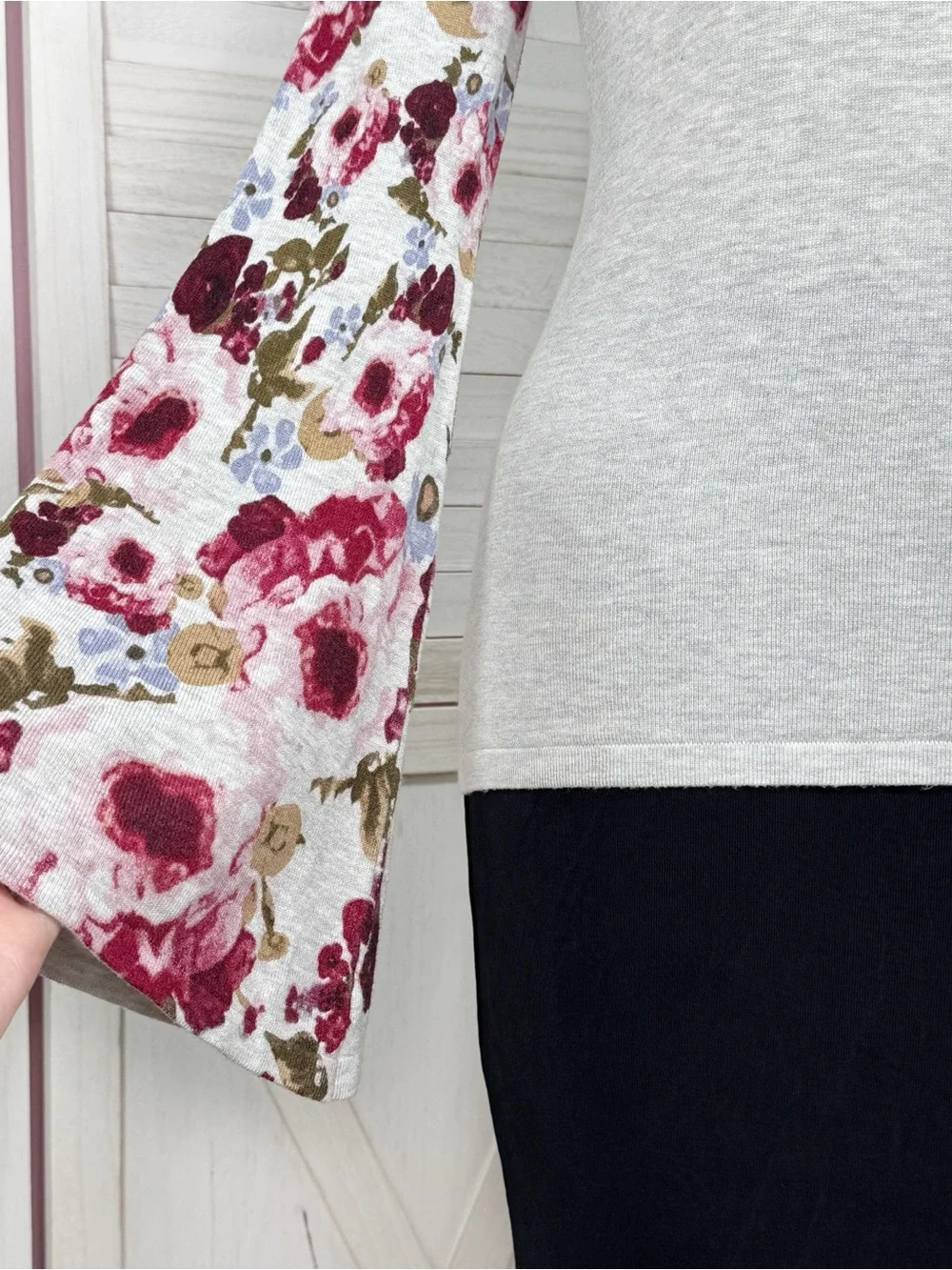 Rain + Rose Floral Statement Bell Sleeve‎ Turtleneck Sweater Grey Pink Large